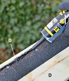 Kubituliiman levittäminen huovan ja otsalaudan väliseen rakoon Kubituliiman levittäminen pihavaraston kattohuovan ja otsalaudan väliseen rakoon